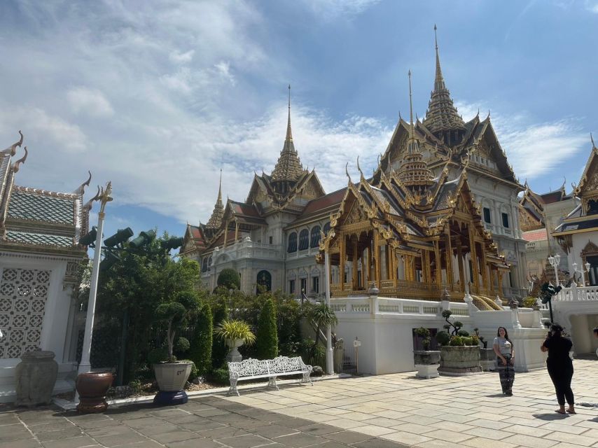 Bangkok: Grand palace and Iconic temple Half-Day Private - The electric tuk-tuk and local transport