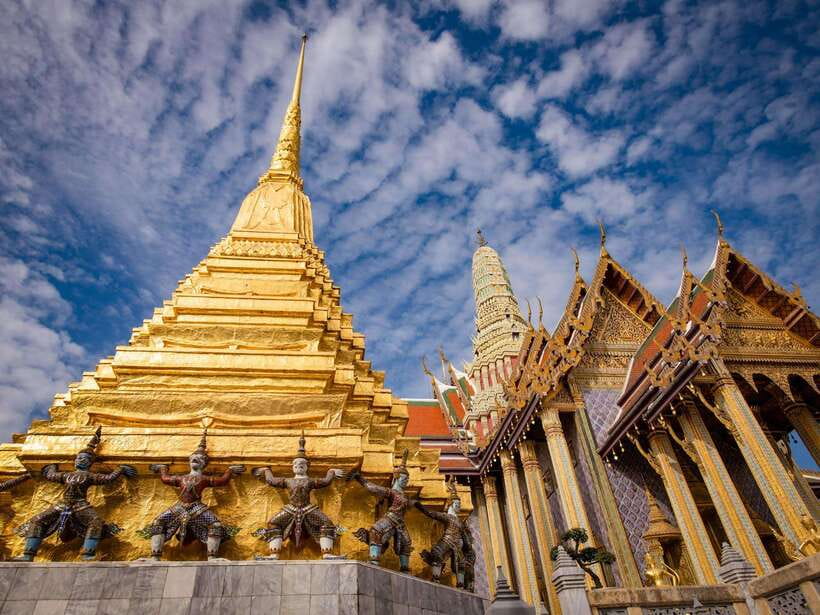 Bangkok: Grand Palace and Wat Phra Kaew Guided Walking Tour - Wat Phra Kaew and the Emerald Buddha