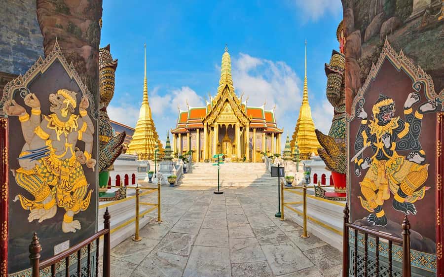 Bangkok: Grand Palace, Wat Arun & Giant Buddha Iconic Tour - Crossing the Chao Phraya on a public ferry