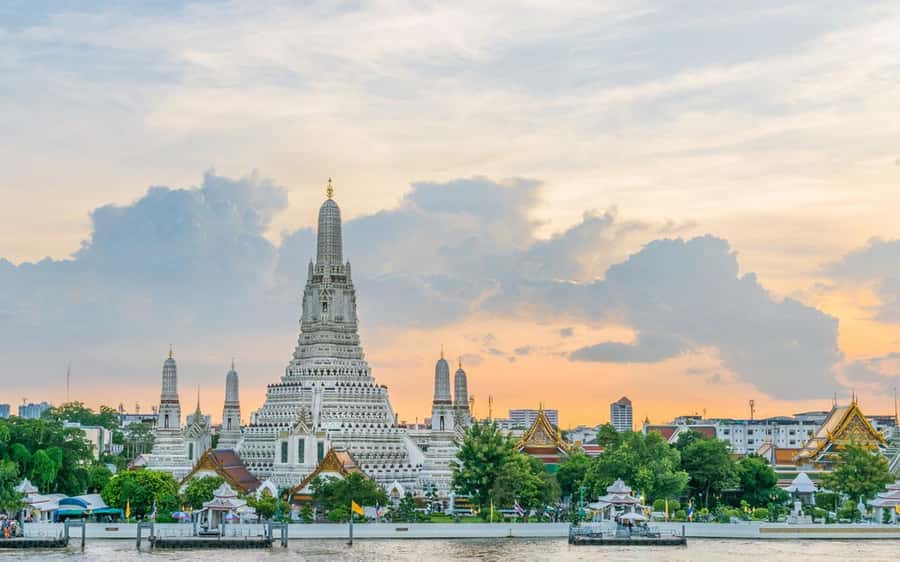 Bangkok: Grand Palace, Wat Arun & Giant Buddha Iconic Tour - A long lunch beside the river