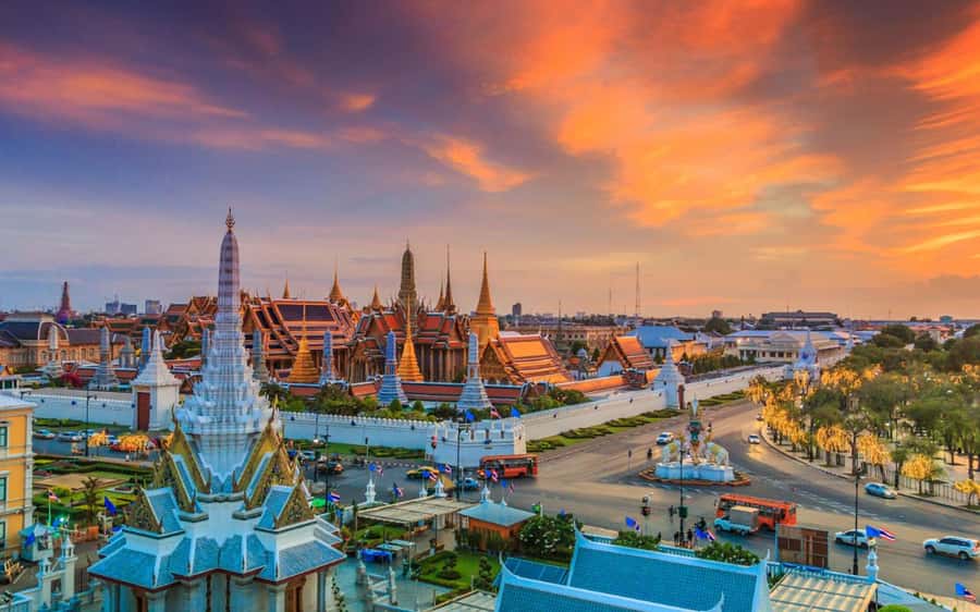 Bangkok: Grand Palace, Wat Arun & Giant Buddha Iconic Tour - Wat Arun and the first look at the river