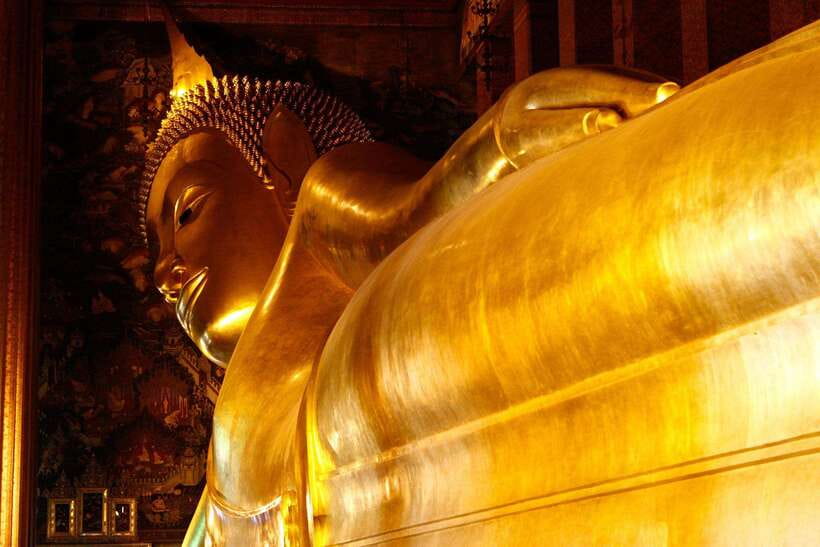 Bangkok: Grand Palace, Wat Pho, and Wat Arun Guided Tour - Crossing the Chao Phraya to Wat Arun