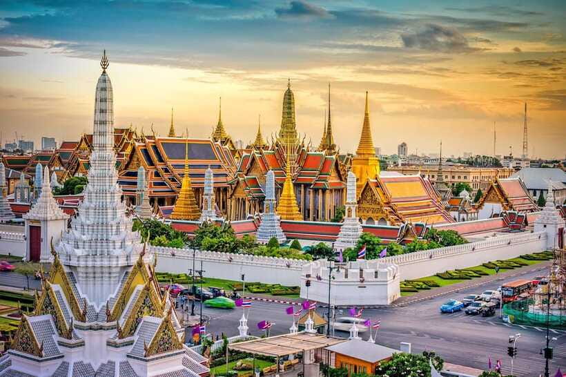 Bangkok: Grand Palace, Wat Pho, and Wat Arun Guided Tour - Heat, crowds, and the walking pace