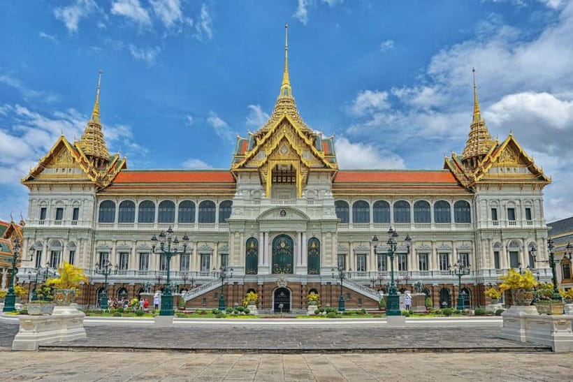 Bangkok: Grand Palace, Wat Pho, Wat Arun Sacred & Local Tour - A smart route through Bangkok’s old center