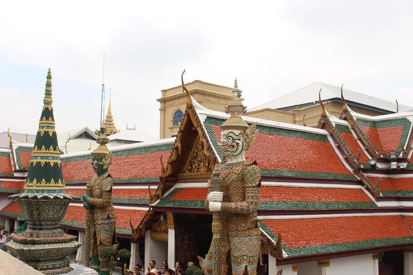 Bangkok: Grand Palace, Wat Pho, Wat Arun Sacred & Local Tour - Heat, clothing, and walking