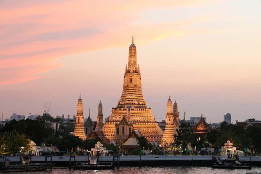 Bangkok: Grand Palace, Wat Pho & Wat Arun Tour in Italian - A compact route through Bangkok’s royal temples