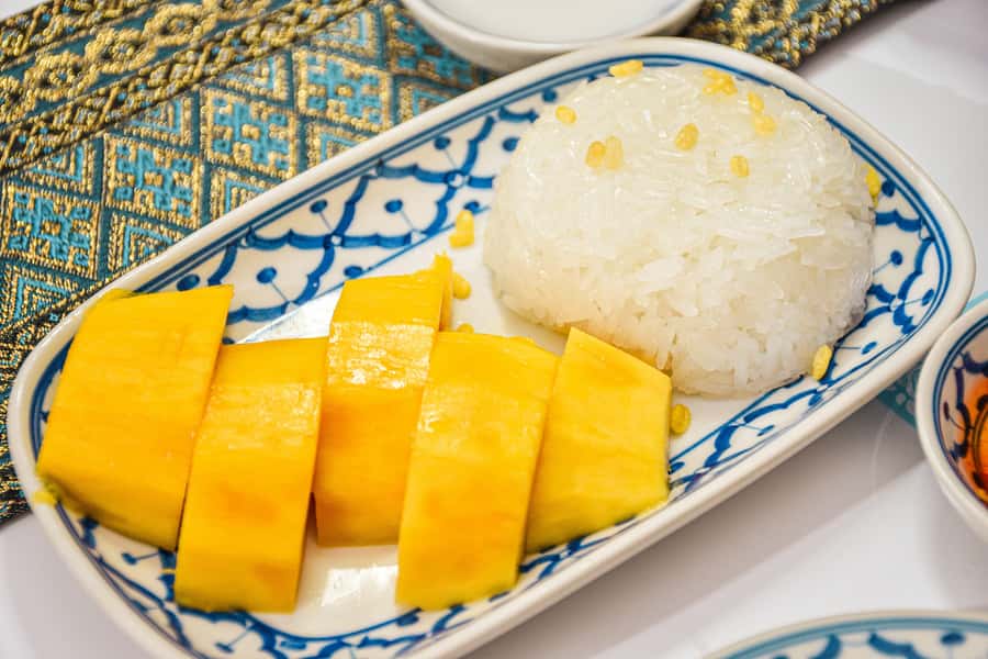 Bangkok: Grand Palace, Wat Pho with Mango Dessert Tastings - Walking across to the Grand Palace