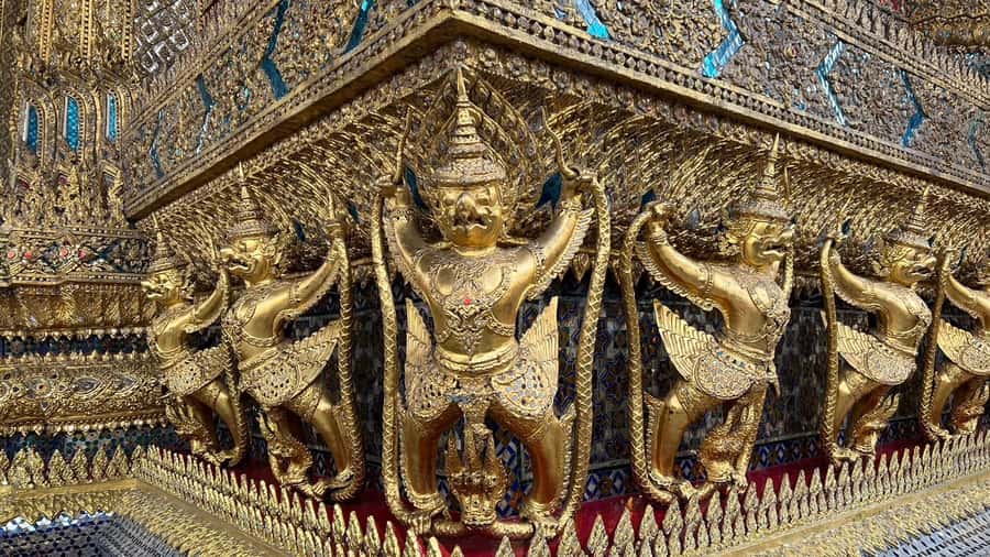 Bangkok: Kid On Tour Grand Palace and Emerald Buddha - Walking through the Grand Palace’s royal spaces