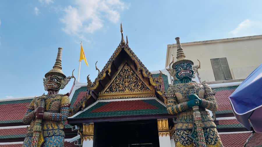 Bangkok: Kid On Tour Grand Palace and Emerald Buddha - Meeting at the Grand Palace entrance