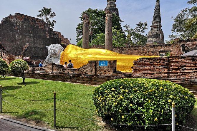 Bangkok: Private Ayutthaya and Bang Pa-In Summer Palace Tour - Wat Mahathat and the Buddha head in the roots