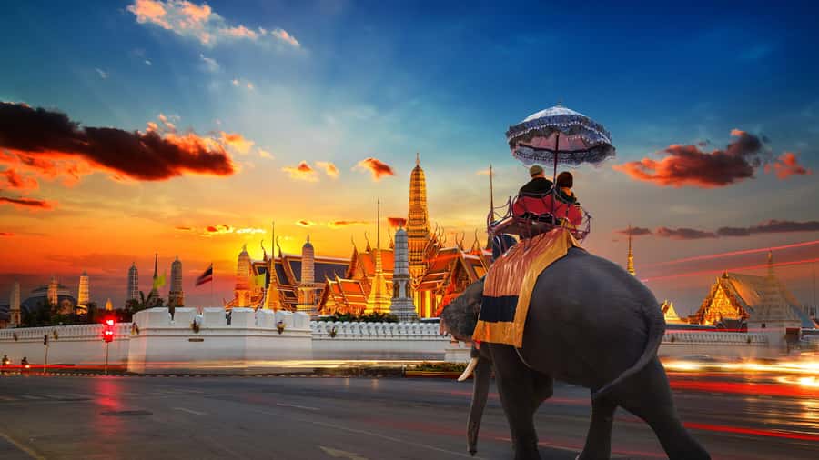 Bangkok:Private Guided Tour |Grand Palace, Wat Pho, Wat Arun - Starting at the Grand Palace and Emerald Buddha