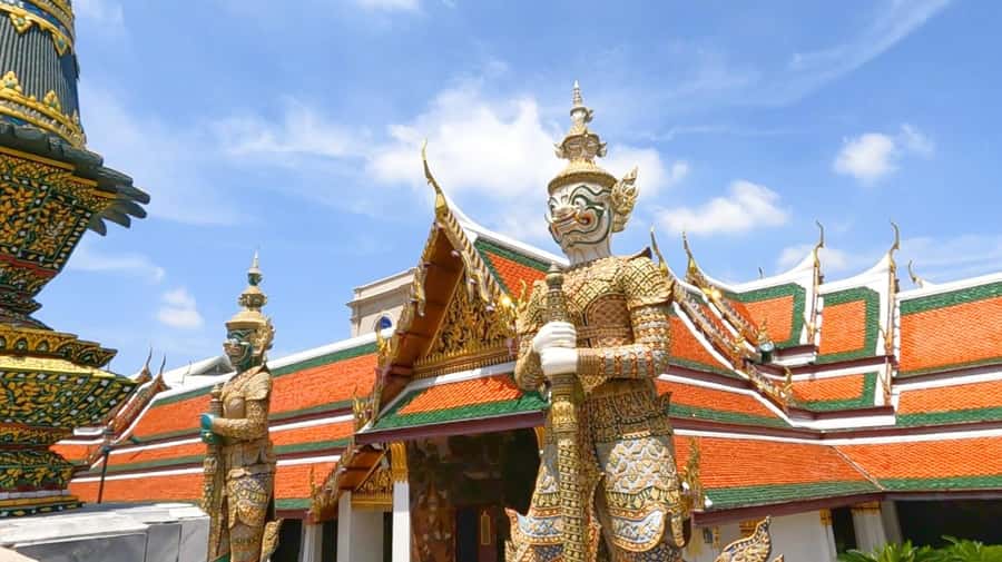 Bangkok: Private Temple City Grand Palace, Wat Pho, Wat Arun - The 15-minute ferry to Wat Arun