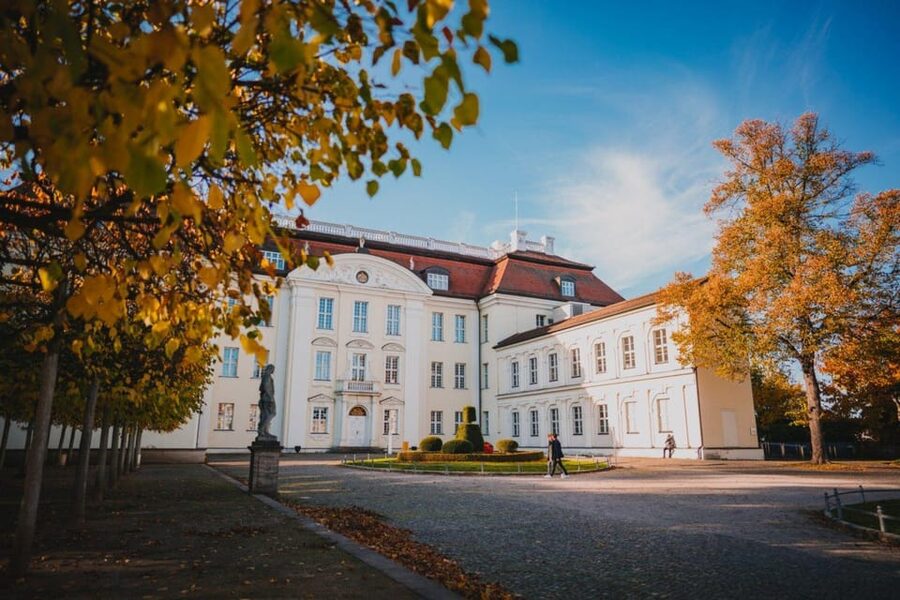 Berlin: Classical concerts in Köpenick Palace - Aurora Hall - The concert calendar, from Romantic duets to Iberian guitar