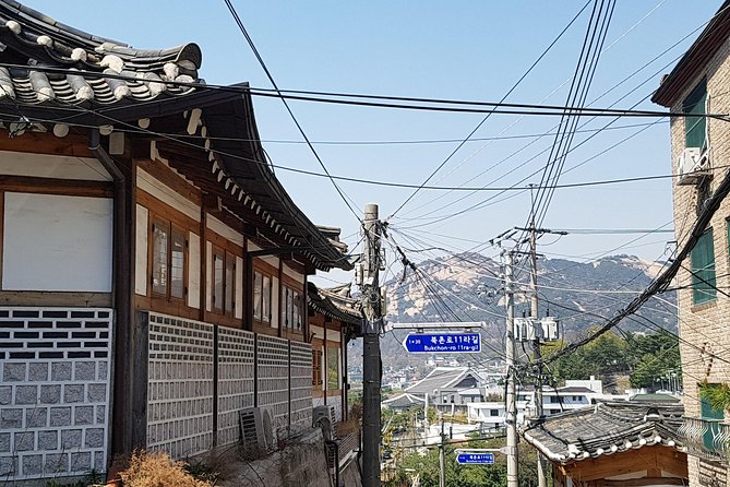 Best Walking Tour to Gyeongbok Palace Bukchon Hanok Village - Gyeongbokgung Palace and the royal guard ceremony