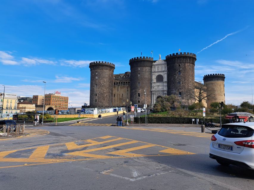 Bourbon Naples: Exclusive guide and Royal Palace pass - Meeting the guide at the Neptune Fountain