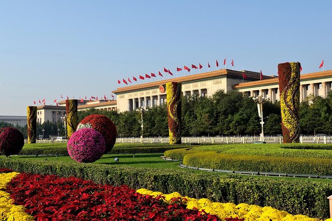 Boutique Tour: Tiananmen, Forbidden City, Mutianyu with VIP Pass - Lunch with a view before the Great Wall