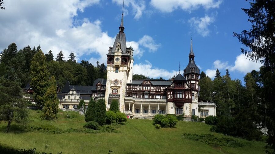 Brasov: Peles Castle, Bran Castle & Rasnov Fortress Day Tour - Lunch in Bran village