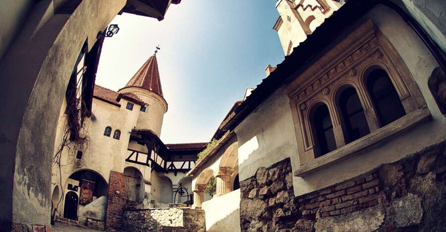 Bucharest: Dracula Castle, Peles Castle & Brasov Guided Tour - Brașov’s old center in 75 minutes