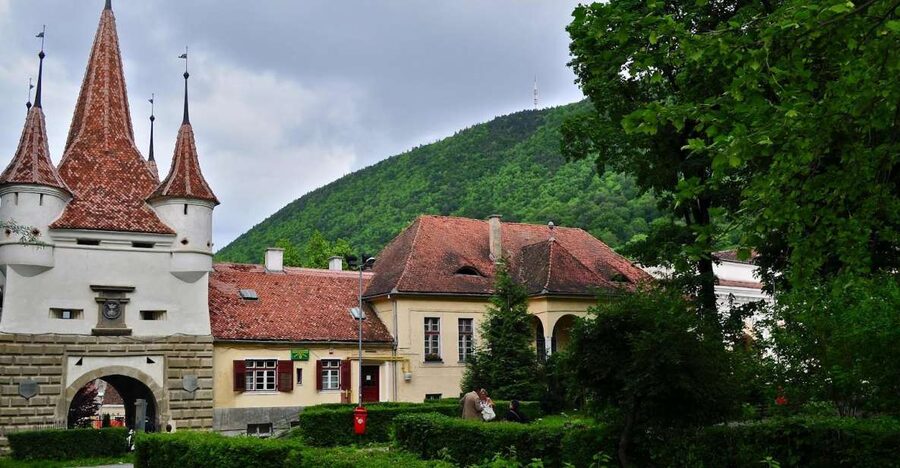 Bucharest: Peles Castle, Dracula's Castle and Brasov Tour - Bran Castle, Dracula, and the truth behind the legend