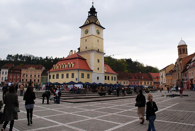 Bucharest: Peles Castle, Dracula's Castle and Brasov Tour - The rhythm of the day