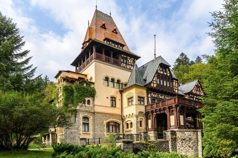 Bucharest: Peles & Dracula's Castle and Brasov Full-Day Trip - Brașov brings the day back to street level