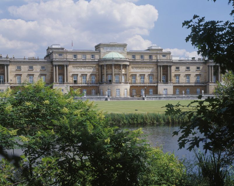 Buckingham Palace and Stonehenge Tour - The gap between palace and coach