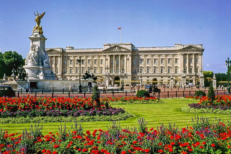 Buckingham Palace: The State Rooms Entrance Ticket - Why Buckingham Palace feels different from an ordinary museum
