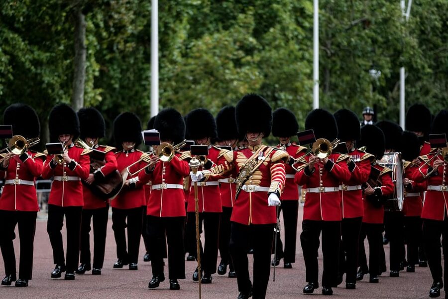 Buckingham Palace Visit and Changing of the Guard Tour - Why this Buckingham Palace combination works