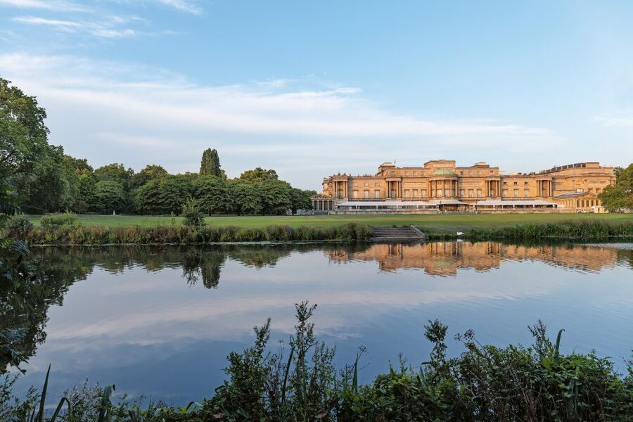 Buckingham Palace & Windsor Castle: Full-Day Tour - The walk between the palace and the afternoon meeting point
