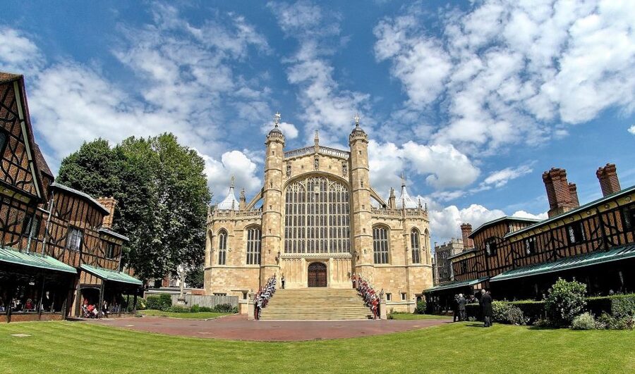 Buckingham Palace & Windsor Castle: Full-Day Tour - How much guiding will you receive?