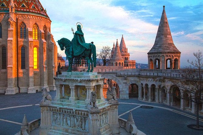 Buda Castle Walking Tour with Matthias church entry, Cake&Coffee - Guide style and the importance of flexibility