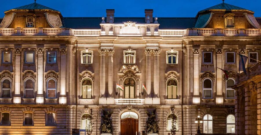 Budapest: Buda Castle Walk with Saint Stephen's Hall - Inside St. Stephen’s Hall for 30 minutes