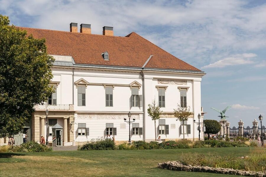 Budapest: Buda Castle Walking Tour & Folk Music Performance - Tárnok Street and Hungary’s changing architecture