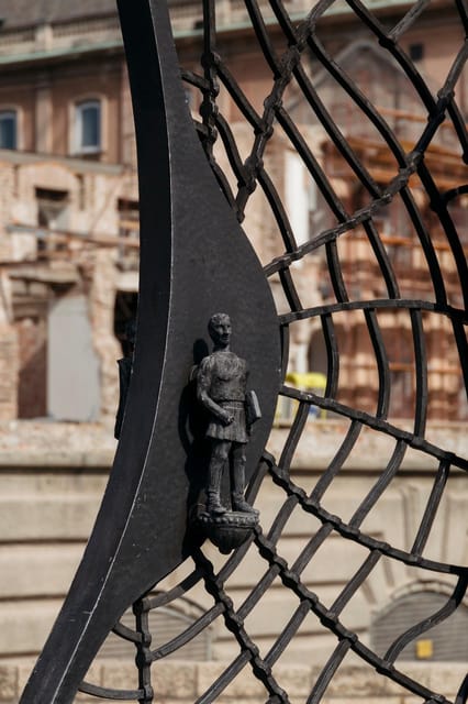 Budapest: Buda Castle Walking Tour & Folk Music Performance - Walking toward Buda Castle and the Royal Palace