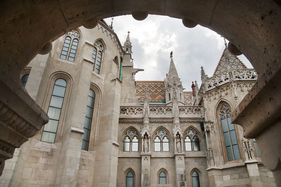 Budapest: Buda Castle Walking Tour in German - Matthias Church and its Gothic details