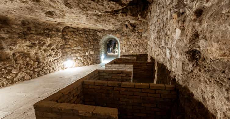Budapest: The WWII Siege of Buda Castle & Bomb Shelter Tour - Walking Úri Street and Castle Hill