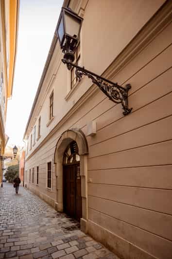 Budapest: The WWII Siege of Buda Castle & Bomb Shelter Tour - What the shelter stories add