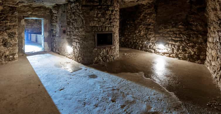 Budapest: The WWII Siege of Buda Castle & Bomb Shelter Tour - Meeting at Dísz Square