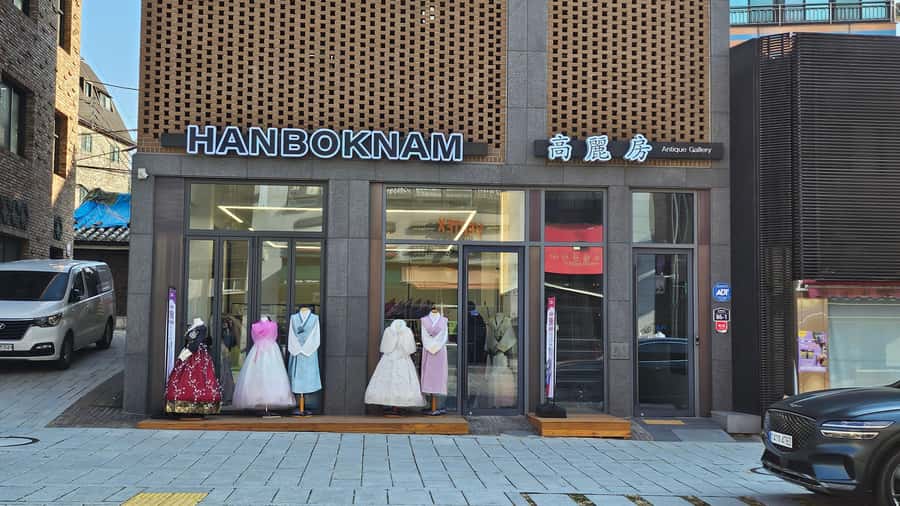 Changdeokgung Hanbok Experience at hanboknam - Who will enjoy this most