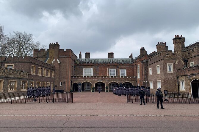 Changing of the Guard at Buckingham Palace Experience - Why the moving viewpoints matter at Buckingham Palace