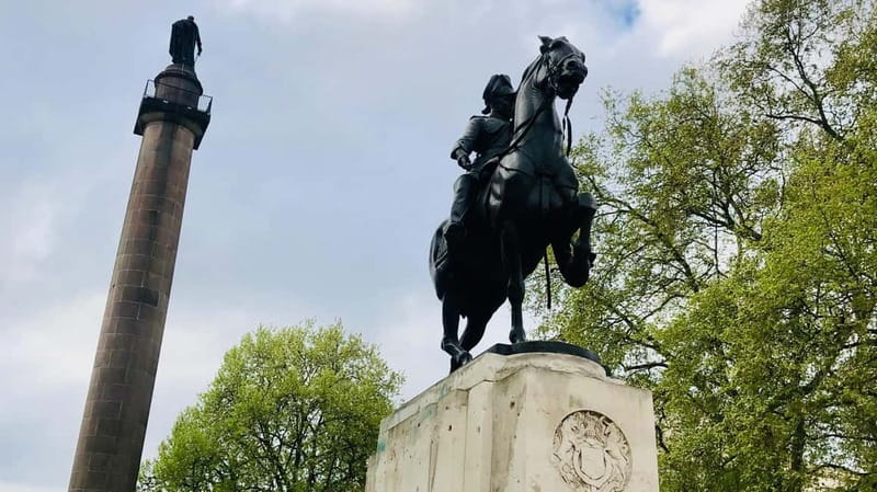 Changing of the Guard at Buckingham Palace Walking Tour - Clarence House and the royal setting