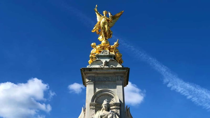 Changing of the Guard at Buckingham Palace Walking Tour - St James’s Park: a fifteen-minute change of pace