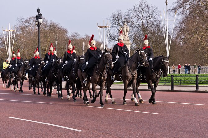 Changing of the Guard Guided Tour at Buckingham Palace - Reaching Buckingham Palace at the end