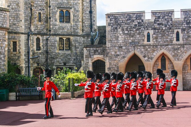 Changing of the Guard Guided Tour at Buckingham Palace - Group size and walking demands