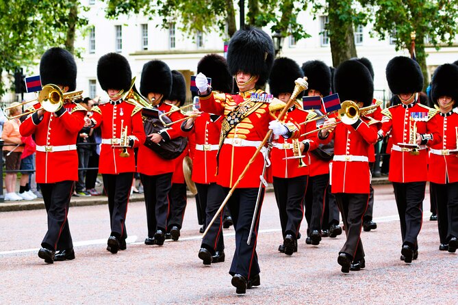 Changing of the Guard Guided Tour at Buckingham Palace - The St. James’s walk sets the scene