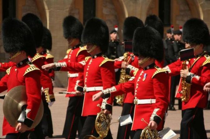 Changing of the Guard Walking Tour in London at Buckingham Palace - Why the changing ceremony is better with a moving viewpoint