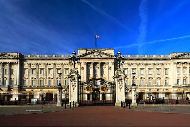 Changing of the Guard Walking Tour in London at Buckingham Palace - The Mall, where royal processions take shape
