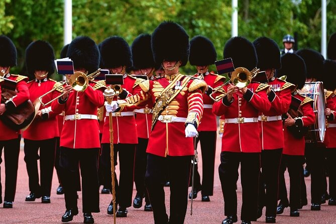 Changing of the Guard Walking Tour in London at Buckingham Palace - St James’s Palace and Clarence House