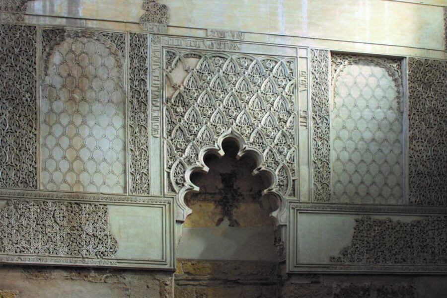 Córdoba: Alcázar and Jewish Quarter 2-Hour Guided Tour - Entering the Alcázar gardens and the Walk of the Kings