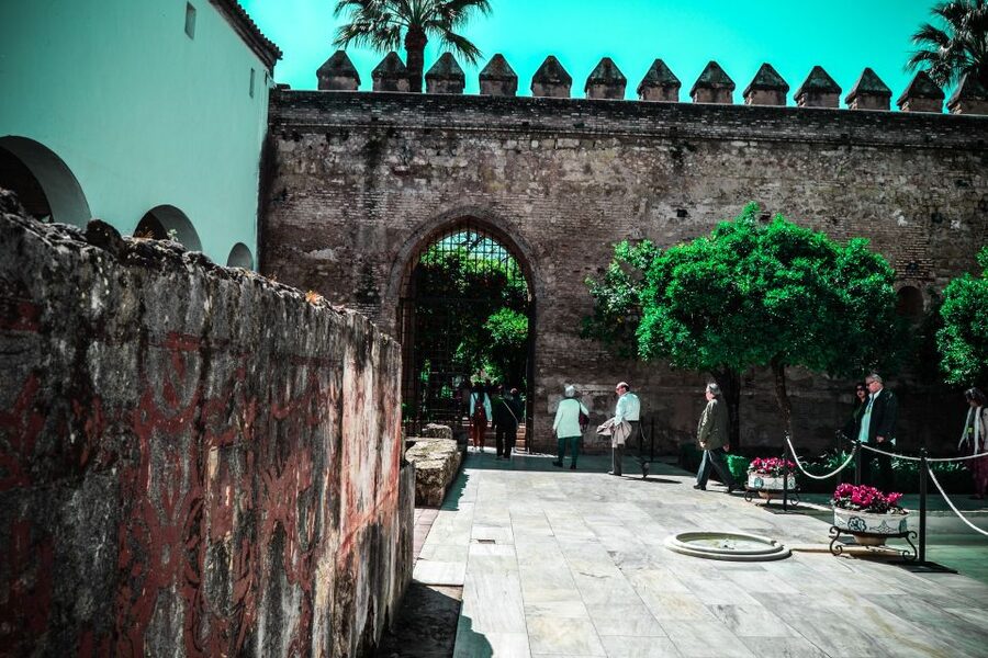 Córdoba: Mosque-Cathedral and Alcazar Tour - What makes a local guide valuable here